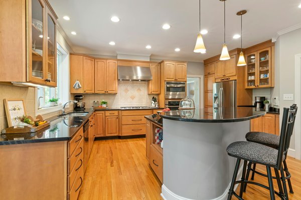 Quels sont les critères pour choisir une fenêtre de toit pour une pièce avec peu de lumière naturelle ?